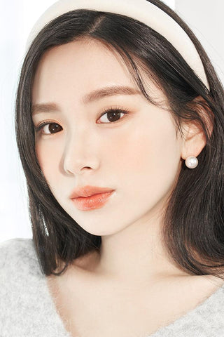 Female model wearing Ann365 JUST MAX Choco Color Contact Lens with complementary neutral eyeshadow