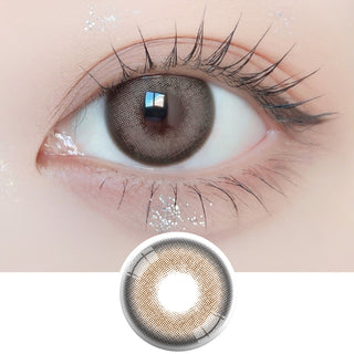 Close-up shot of model's eye adorned with Ann365 Photogenic 1-Day Taupe Grey (10pk) daily color contact lenses with prescription, paired with clean-girl eye makeup, showing the brightening and enlarging effect of the circle contact lens on dark brown eyes, above a cutout of the contact lens with limbal ring on a white background.
