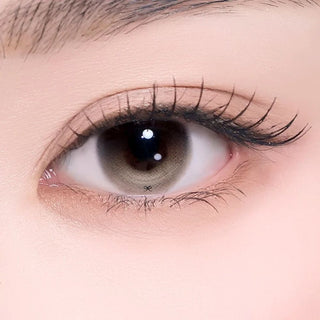 Extreme close-up of an eye wearing a brown-latte gradient contact lenses.