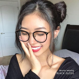 model with simple everyday make up look wearing Infinity Oversized Oval in black gold