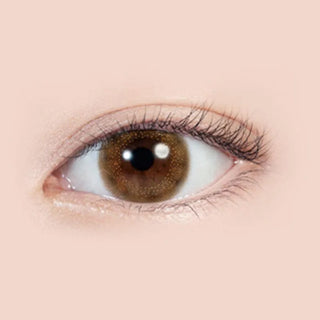 Close-up shot of model's eye adorned with Lilmoon 1-Day Rusty Beige (10pk) color contact lenses with prescription, complemented by minimalist eye makeup, showing the brightening and enlarging effect of the circle contact lens on dark brown eyes.
