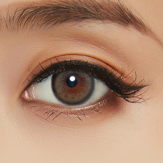 Close up of Maddie Green circle lenses with prescription, with minimal eye makeup, showing the natural effect of the contact lens