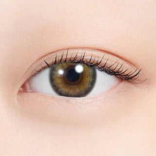 Close-up of eye wearing EyeCandys N's Collection Fruit Punch Neo Beige (10pk) prescription colored contact lens, luminous beige brown iris with three-tone gradient and sparkling dark outer ring, Korean daily disposable contact lens for natural eye enlargement