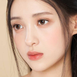 Asian model demonstrating a K-idol-inspired look with Amber Brown daily coloured contact lenses, highlighting the instant brightening and enlarging effect of the circle contact lenses over dark irises.