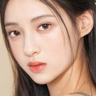 Asian model demonstrating a K-idol-inspired look with Amber Brown daily coloured contact lenses, highlighting the instant brightening and enlarging effect of the circle contact lenses over dark irises.