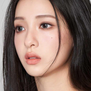 Asian model demonstrating a K-idol-inspired look with Ocean Blue daily coloured contact lenses, highlighting the instant brightening and enlarging effect of the circle contact lenses over dark irises.