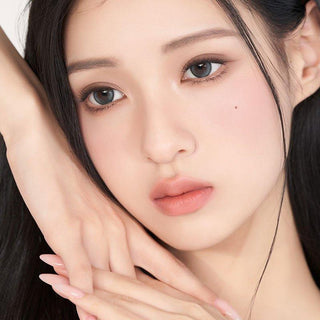 Asian model demonstrating a K-idol-inspired look with Ocean Blue daily coloured contact lenses, highlighting the instant brightening and enlarging effect of the circle contact lenses over dark irises.