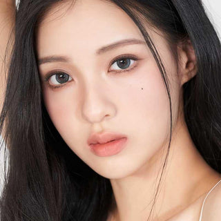 Asian model demonstrating a K-idol-inspired look with Ocean Blue daily coloured contact lenses, highlighting the instant brightening and enlarging effect of the circle contact lenses over dark irises.