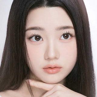 Model with natural makeup wearing EyeCandys I-Girl One Pick Natural Brown prescription colored contact lenses