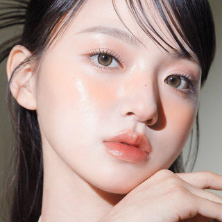 Asian model demonstrating a K-idol-inspired look with Gemhour Hecate 1-Day Ginger Brown (10pk) coloured contact lenses, highlighting the instant brightening and enlarging effect of the circle contact lenses over dark irises.