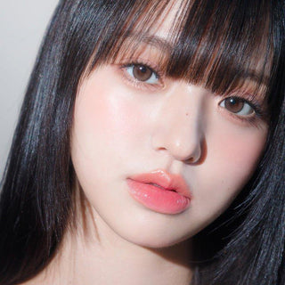 Asian model demonstrating a K-idol-inspired look with Gemhour Hecate 1-Day Sand Brown (10pk) coloured contact lenses, highlighting the instant brightening and enlarging effect of the circle contact lenses over dark irises.