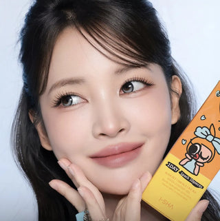 Model with natural makeup and long lashes wearing EyeCandys i-Sha Dekame Kiss Me 1-Day Cloudy Ring Grey colored contact lenses