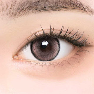 i-Girl IG Pink Beige color contact lens on top of a dark eye paired with subtle eye makeup and curled wispy eyelashes