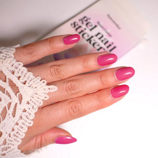 EyeCandys Red My Mind Gel Nail Sticker on hand – classic red manicure with subtle coral-pink hues. DIY gel nail stickers offering chic, wearable color for everyday or special occasions. Non-toxic, vegan, and durable.