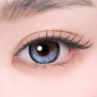 i-Sha Reborn Reborn Sky Veil color contact lens on top of a dark eye paired with subtle eye makeup and curled wispy eyelashes
