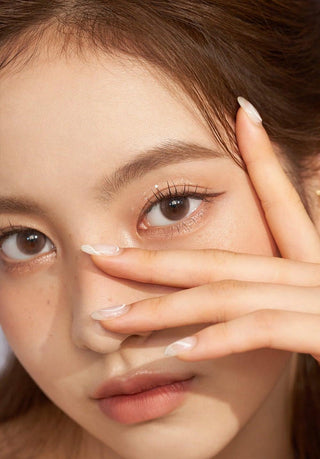 Asian model demonstrating a K-idol-inspired look with Chuu Aube Pie Moon Brown coloured contact lenses, highlighting the instant brightening and enlarging effect of the circle contact lenses over dark irises.