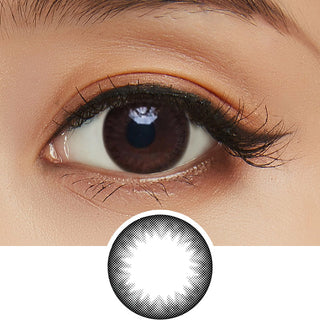 Close-up shot of model's eye adorned with Clalen Iris Jazz Black daily color contact lenses with prescription, paired with clean-girl eye makeup, showing the brightening and enlarging effect of the circle contact lens on dark brown eyes, above a cutout of the contact lens with limbal ring on a white background.