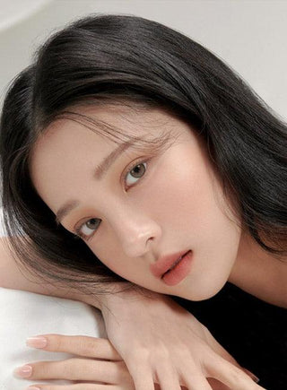 Model wearing the natural i-DOL Yurial Earl Grey 1-Day (10pk) Colored Contacts Circle Lenses