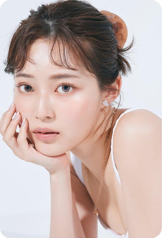 Asian model demonstrating a K-idol-inspired look with Chuu Milk & Tea Cream Pink coloured contact lenses, highlighting the instant brightening and enlarging effect of the circle contact lenses over dark irises.