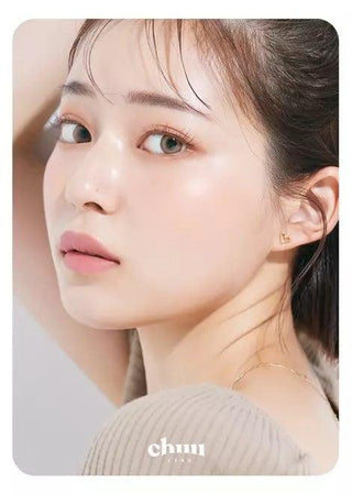 Asian model demonstrating a K-idol-inspired look with Chuu Milk & Tea Cream Brown coloured contact lenses, highlighting the instant brightening and enlarging effect of the circle contact lenses over dark irises.