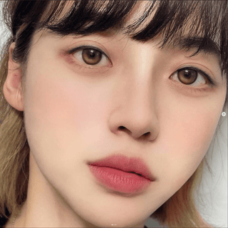 Model showcasing the natural look using i-Sha Oriana Shade Brown prescription colored contact lenses, above a closeup of a pair of eyes enhanced and widened by the circle lenses.