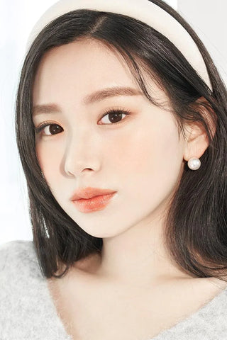 Female model wearing Ann365 JUST 1-Day Choco contact lenses with complementary neutral eyeshadow