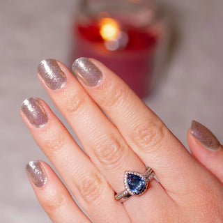 Hand wearing EyeCandys All That Glitters Gel Nail Sticker – shimmering champagne gold manicure with subtle silver sparkle. Elegant metallic gel nail stickers that add glam and sophistication for any occasion. Vegan, non-toxic, and long-lasting.