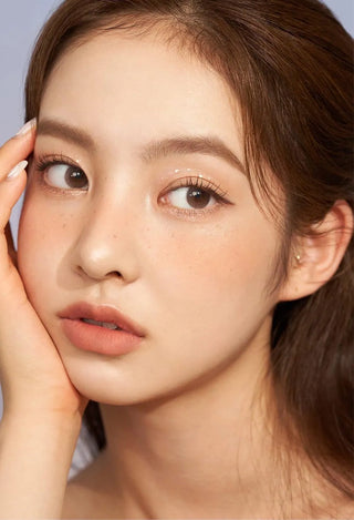 Asian model demonstrating a K-idol-inspired look with Chuu Aube Pie Moon Brown coloured contact lenses, highlighting the instant brightening and enlarging effect of the circle contact lenses over dark irises.