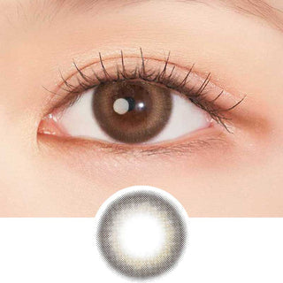 Model’s eye featuring EyeCandys Clalen Canola Brown Oversea contact lenses, with a warm brown center and a darker brown outer ring for added definition. These lenses create a natural, captivating look that enhances the eyes while ensuring comfort for all-day wear