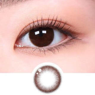 Close-up shot of model's eye adorned with Ann365 JUST Choco daily color contact lenses with prescription, paired with clean-girl eye makeup, showing the brightening and enlarging effect of the circle contact lens on dark brown eyes, above a cutout of the contact lens with limbal ring on a white background.