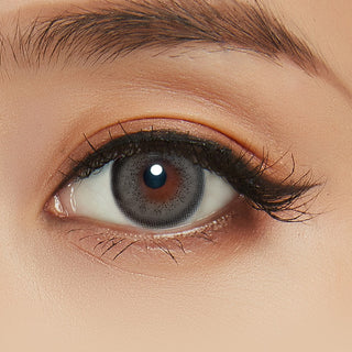 Close up of Maddie Grey circle lenses with prescription, with minimal eye makeup, showing the natural effect of the contact lens