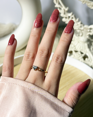 Hand showing EyeCandys Strawberry & Spice Gel Nail Stickers – muted berry cat-eye manicure with a soft, salon-quality glow. Non-toxic, vegan, long-lasting gel nail sticker for effortless DIY manicures.