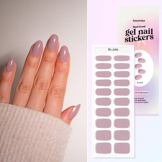 Collage of hand model showcasing the Gel Nail Sticker So Julia Design and a flatlay image of the same sticker strip together with the packaging on the side. 