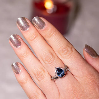 Hand wearing EyeCandys All That Glitters Gel Nail Sticker – metallic champagne gold nails with delicate silver shimmer. Glamorous DIY gel manicure for elegant, eye-catching nails suitable for parties, events, or everyday chic looks. Vegan, non-toxic, and long-lasting.