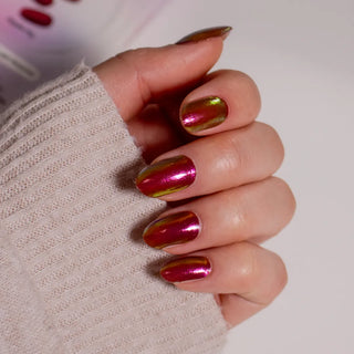 Hand wearing EyeCandys Apple Pie Gel Nail Sticker – iridescent red nails with golden chrome shimmer. Warm, festive DIY gel manicure with multi-dimensional shine, ideal for holidays, cozy looks, or elegant everyday nails. Vegan, non-toxic, and long-lasting.
