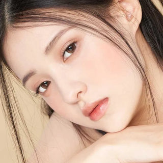 Asian model demonstrating a K-idol-inspired look with Amber Brown daily coloured contact lenses, highlighting the instant brightening and enlarging effect of the circle contact lenses over dark irises.