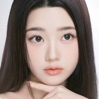 Model with natural makeup wearing EyeCandys I-Girl One Pick Natural Brown prescription colored contact lenses