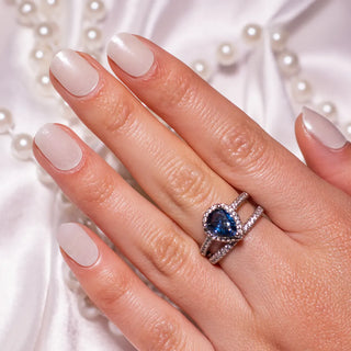 Hand wearing EyeCandys Lychee Gel Nail Sticker – soft white-nude nails for a natural, polished look. Elegant, understated DIY gel manicure perfect for everyday wear or special occasions. Vegan, non-toxic, and long-lasting salon-quality gel nails.