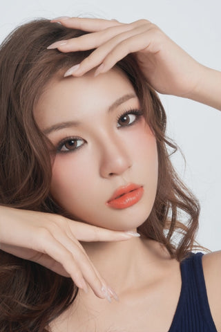 EyeCandys Glossy 01 false lashes on a model, featuring an eye-enhancing lash style for soft glam and everyday beauty looks.
