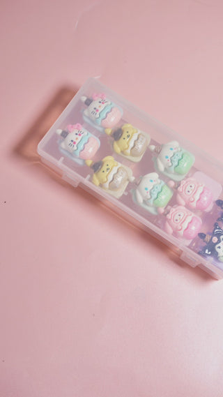 Short video of Kawaii contact lens case with 5 different designs.