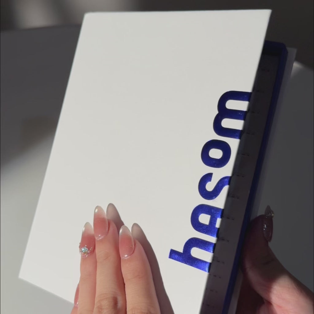 Video showcasing the packaging of the EyeCandys Hasom Luxury 06 pre-glued cluster lash bundle.