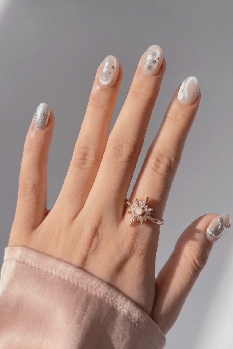 Superestrellas press-on nails worn on hand