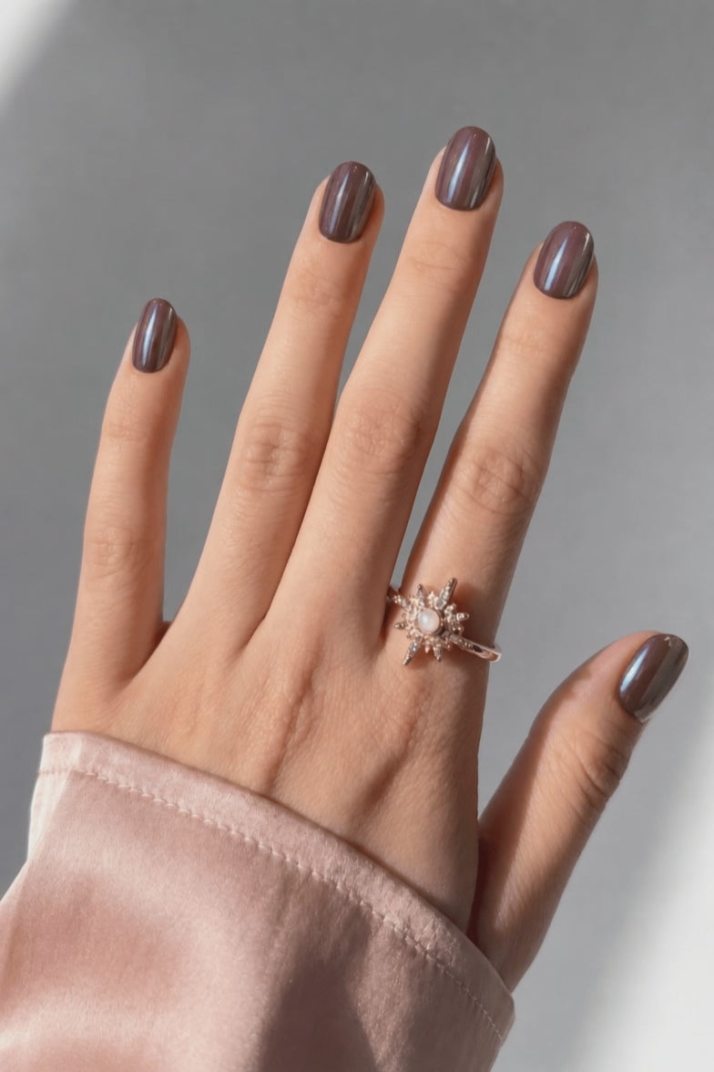 Vino Tinto press-on nails worn on hand