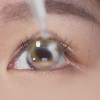 Close-up of eye with EyeCandys Brown Heart contact lens – warm beige-brown hearts enhance iris color and size, giving a soft, elegant sparkle.