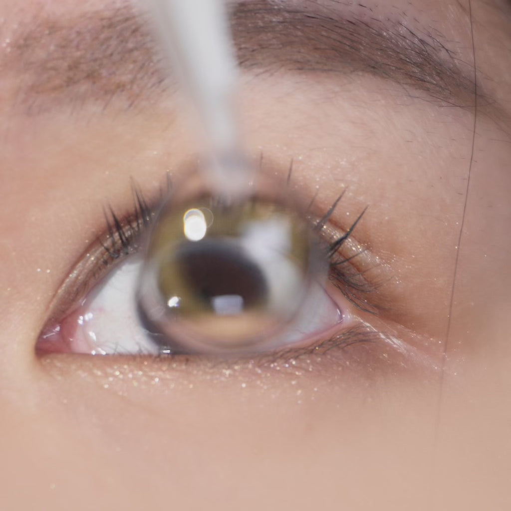 Close-up of eye with EyeCandys Brown Heart contact lens – warm beige-brown hearts enhance iris color and size, giving a soft, elegant sparkle.