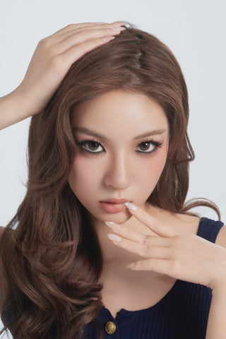 EyeCandys Luxury 06 false lashes on a model, featuring a glamorous lash look for bold eye makeup and special occasions.