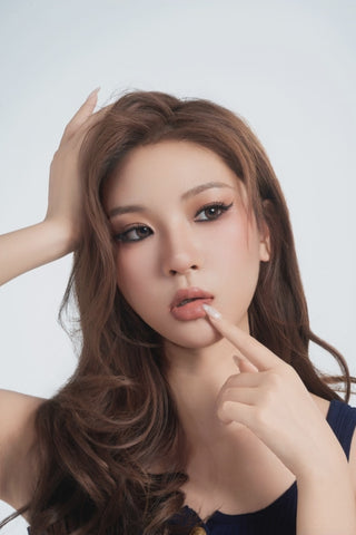 EyeCandys Luxury 01 lashes on a model, highlighting a glamorous false lash look for beauty lovers who want added eye definition.
