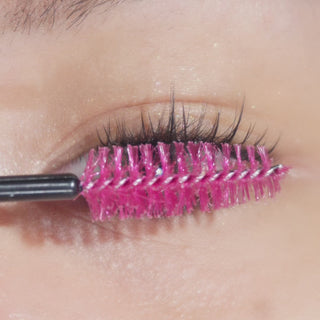 Close-up video of an eye wearing EyeCandys Hasom First Touch Natural 01 pre-glued lash clusters, showcasing a natural sunflower-style lash line that lifts and opens the eyes for a soft, polished everyday look.