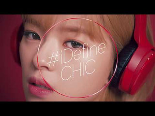 celebrity Jeongyeon wearing Acuvue Define Radiant Chic colored contact lenses by EyeCandys