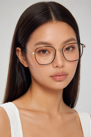Therese Oversized Square black gold model shot